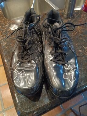 Under Armour Men’s Black Performance Cleats